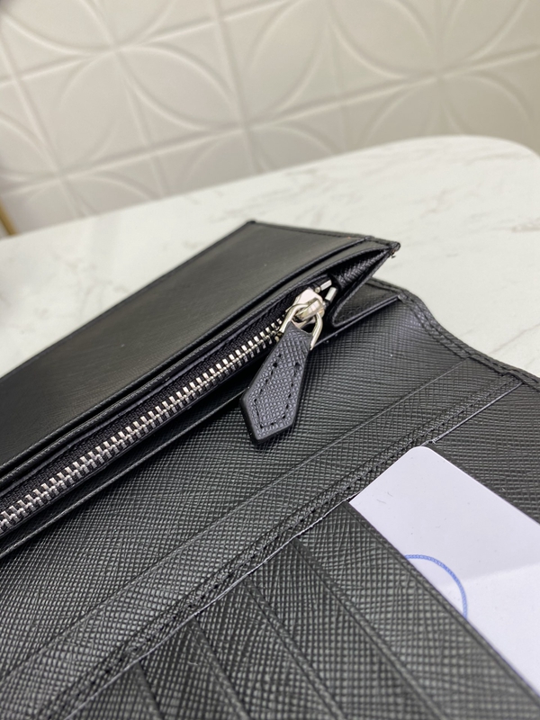 プラダ財布コピー着用イメージ